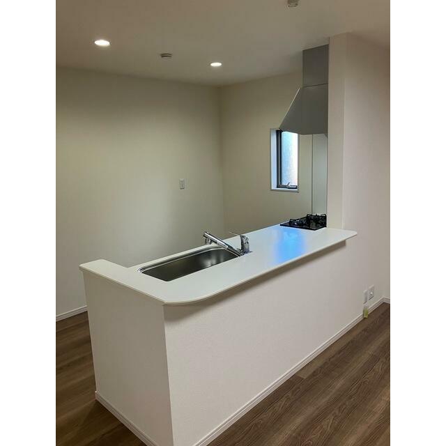 料理しながらリビングに目配せしやすいカウンターキッチンは子育て世代や介護中のご家庭にもおすすめ（1号棟）