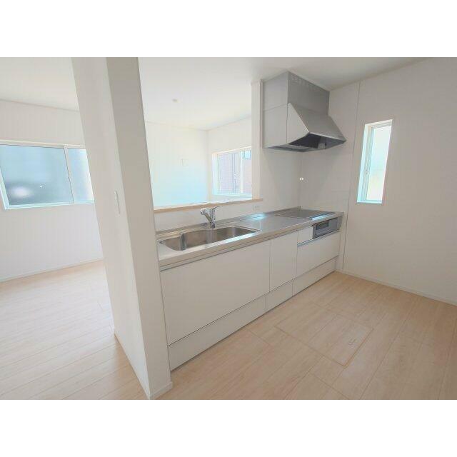 キッチン 開放的な形状のため、部屋の中を見渡せる人気の対面式キッチンです。 料理をしながらテレビを見