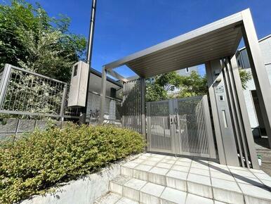 所有感を満たす堂々の門構え。室内から施錠・開錠でき、セキュリティーもバッチリです。