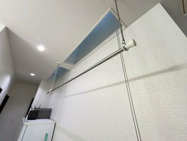室内物干しは採光良好。天井付近のルーバー窓を開ければ外気が吹き抜け、洗濯物もスピーディーに乾きます。