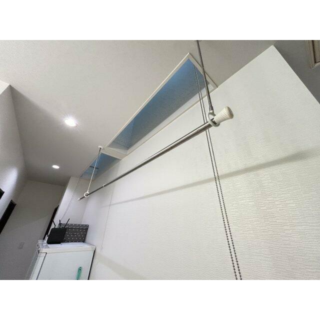 室内物干しは採光良好。天井付近のルーバー窓を開ければ外気が吹き抜け、洗濯物もスピーディーに乾きます。
