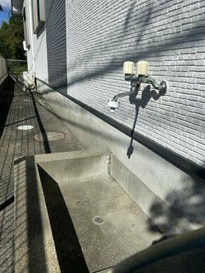 ”お湯”がでる外水栓！BBQ後の油汚れを落としたり、釣り道具を洗浄するのに重宝します。