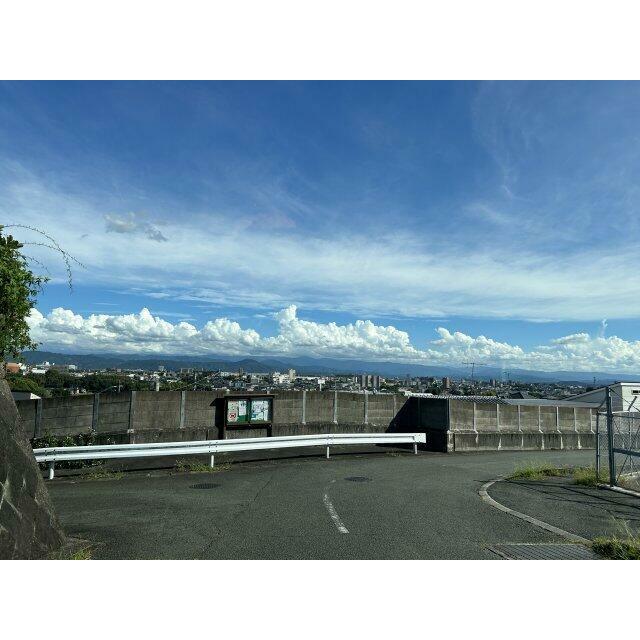 少し下った場所からの眺め。高台に位置しているため、町並みが眼下に広がり、心地よい開放感を味わえます。