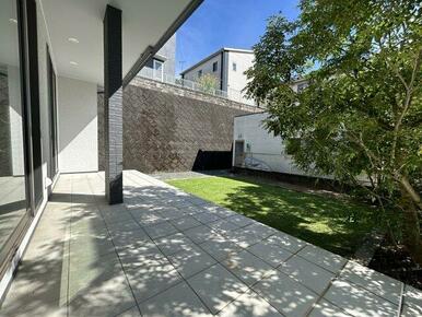 軒広のテラスは布団干しからBBQまで、多彩に楽しめる開放空間♪ロール式サンシェード付きなのも◎。