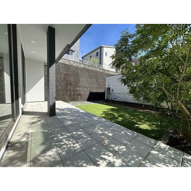 軒広のテラスは布団干しからBBQまで、多彩に楽しめる開放空間♪ロール式サンシェード付きなのも◎。