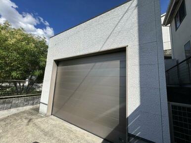 壮観なガレージ。シャッターは電動式で車に乗りながら開閉可能。大切な愛車やバイクを風雨から守ります♪