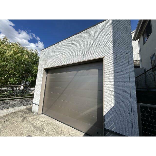 壮観なガレージ。シャッターは電動式で車に乗りながら開閉可能。大切な愛車やバイクを風雨から守ります♪