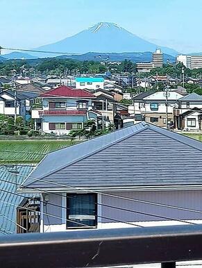 屋上から望む富士山（天候による）