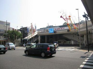 追浜駅には大きな交差点がありますが、歩道橋があるので安心です。