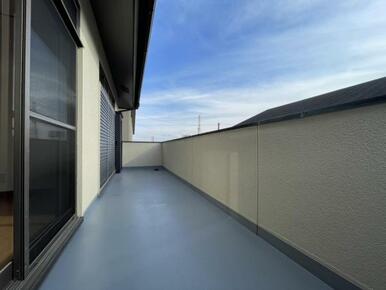 ゆとりのあるワイドバルコニーは風通し良く心地よい空間です！