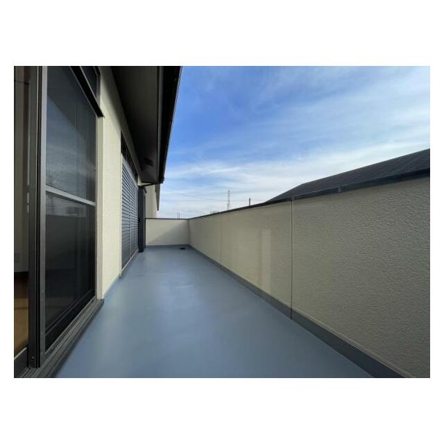 ゆとりのあるワイドバルコニーは風通し良く心地よい空間です！