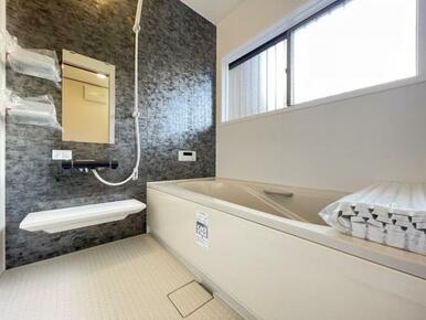 1日の疲れを癒してくれる浴室は、窓のある開放的な空間＾＾