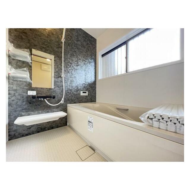 1日の疲れを癒してくれる浴室は、窓のある開放的な空間＾＾