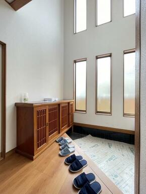 玄関を広く利用できるようシューズボックスを完備！上部が吹き抜けになっており開放感もたっぷり＾＾