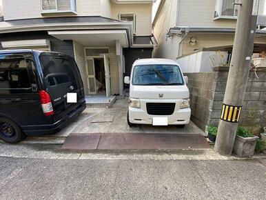 駐車スペース　玄関横スペースも駐車可能です