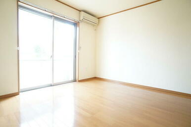 南東向きで明るいお部屋！暖かな日差しが入ります♪