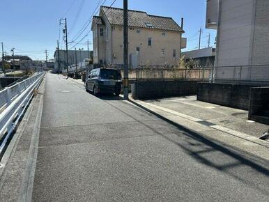 前面道路は約6ｍあるので、駐車も楽にできます