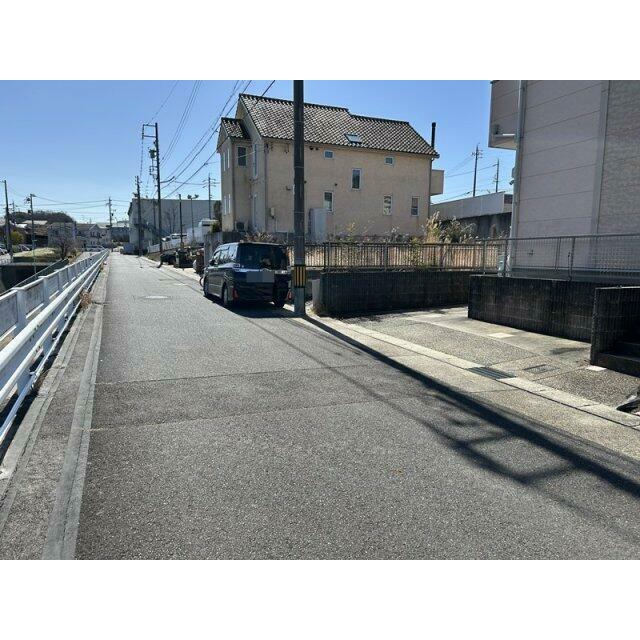 前面道路は約6ｍあるので、駐車も楽にできます