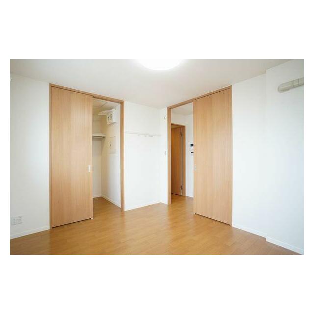 ≪北側洋室≫広さ６，４帖です。ウォークインクローゼット、居室照明、化粧幕板、二面採光。