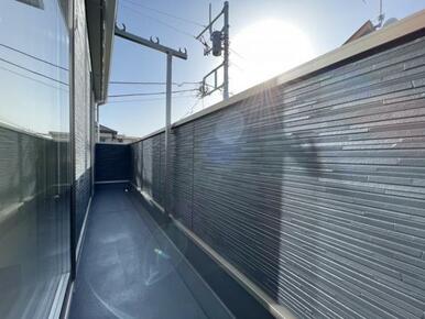 バルコニーは洗濯物や布団が干せる十分な広さです＾＾