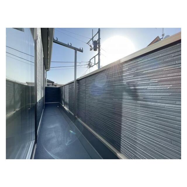 バルコニーは洗濯物や布団が干せる十分な広さです＾＾