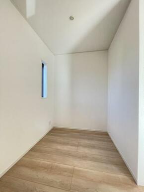 食材の保管や普段使いの少ない食器・調理器具もすっきり収納！