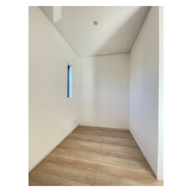 食材の保管や普段使いの少ない食器・調理器具もすっきり収納！