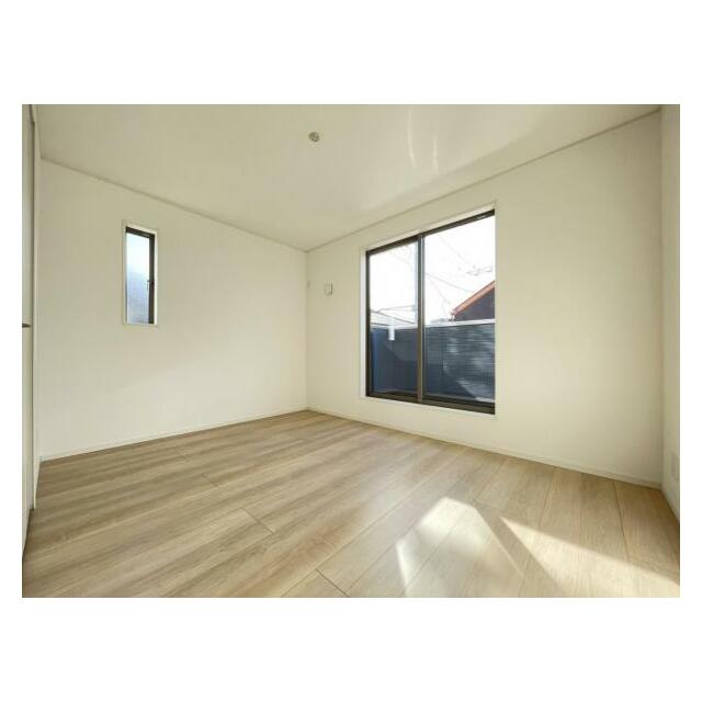 お部屋からバルコニーに出られるので洗濯物や布団などをすぐ干せ取込みも楽にできます！