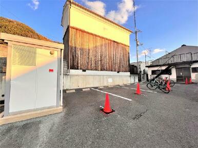 駐車場は別料金となります。