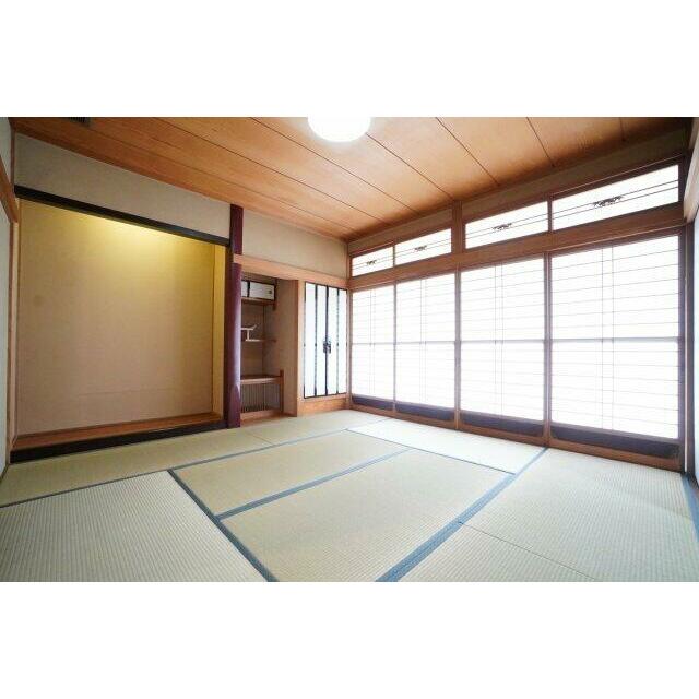 1階8帖和室。畳の表替え、襖・障子の張替えを行いました。