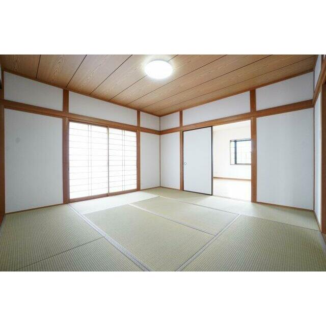 1階8帖洋室。畳の表替えを行っています。リビングと隣接しており、ちょっとした家事スペースにも便利♪