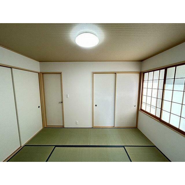 「和室」畳は新調、襖と障子は張替えを行っております。