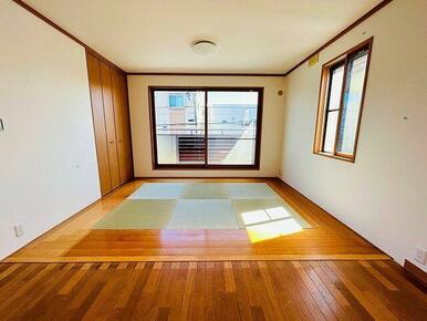 「ＬＤＫ」日当たりのいい窓の近くには畳コーナーがございます。