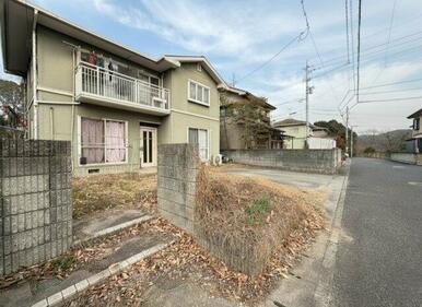 落ち着いた住宅街に位置する戸建住宅。前面道路はゆとりがあり、車の出入りもスムーズです。周囲は閑静な住