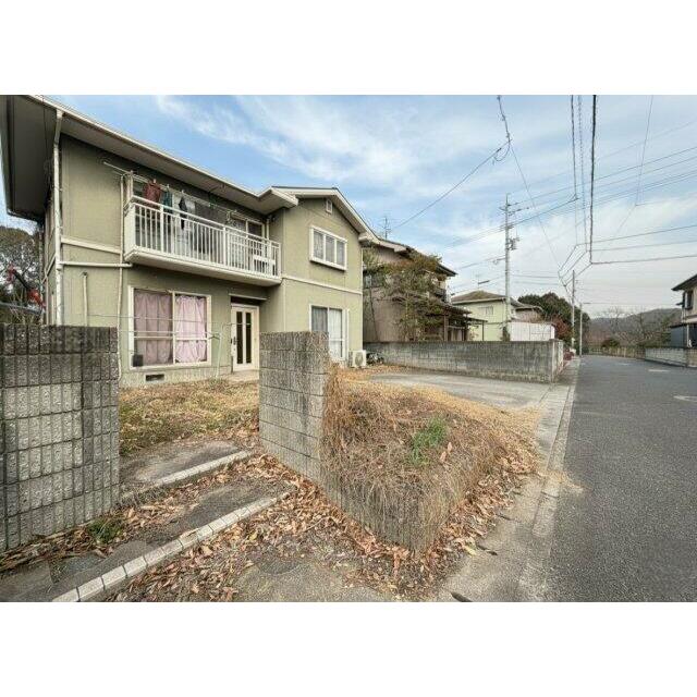 落ち着いた住宅街に位置する戸建住宅。前面道路はゆとりがあり、車の出入りもスムーズです。周囲は閑静な住