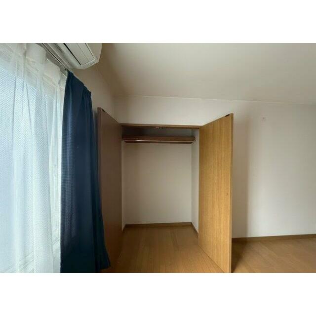 奥行きのあるクローゼットは、衣類をたっぷり収納可能。ハンガーパイプ付きで整理しやすく、お部屋を広く使