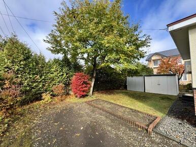 大型物置２つあり、広々とした庭つきです。