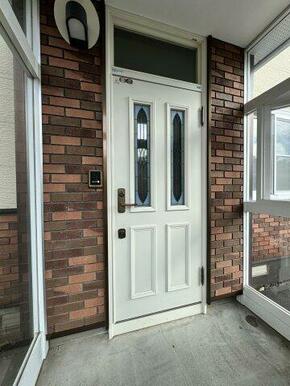 玄関は風除室つき。