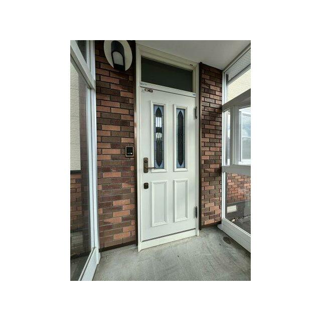 玄関は風除室つき。