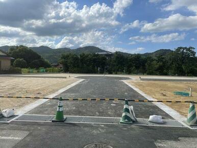 道路幅6mでひろびろしている　4軒のお客様の為だけの生活道路である