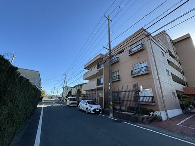 周辺道路は広く、大通りから離れているので車通りも少なく静かに過ごせます