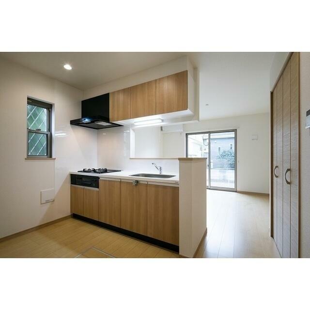 システムキッチンには小窓があります