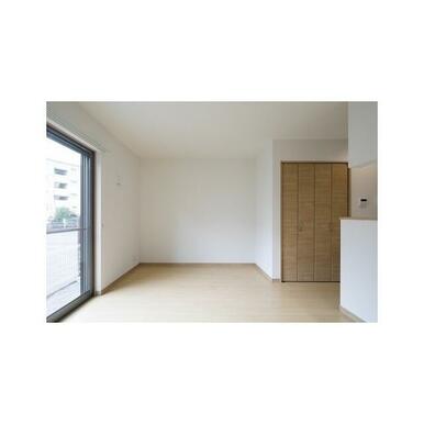 リビングにも嬉しい収納クローゼット付き