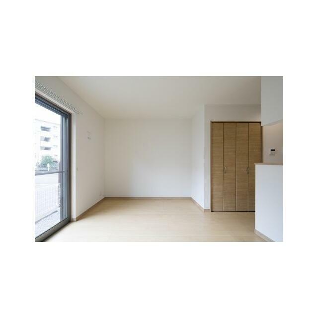 リビングにも嬉しい収納クローゼット付き