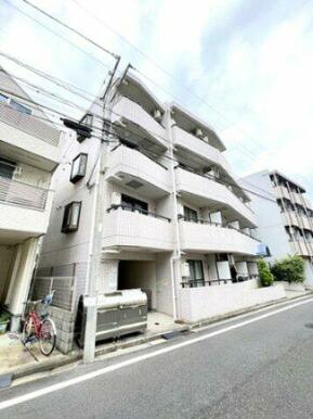 シンプルで落ち着いたデザインの外観です