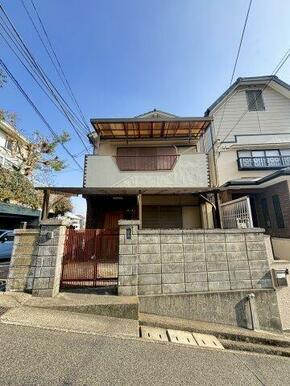 ■建物延床面積：63.60㎡（約19.34坪） ■西側前面道路も広々確保。