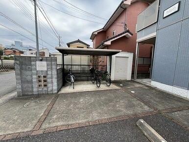 屋根付駐輪場ございます。