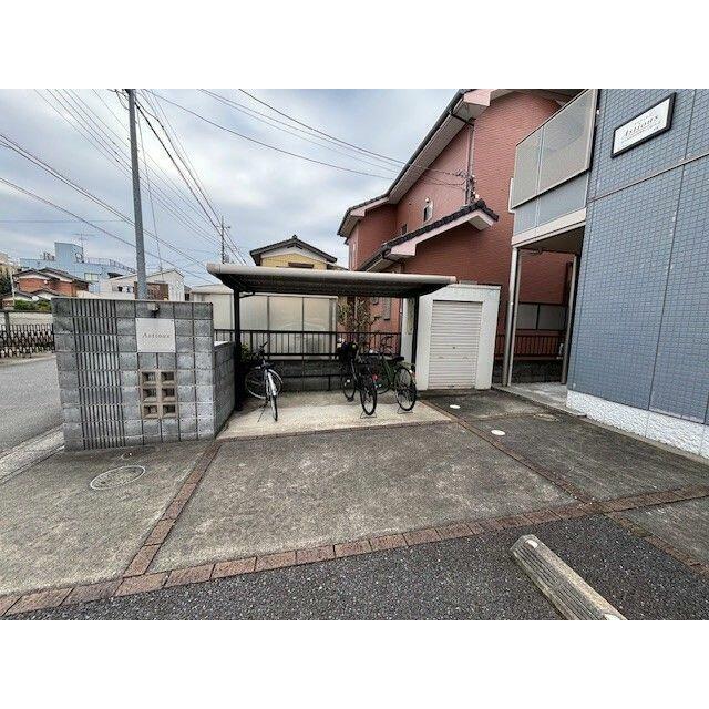 屋根付駐輪場ございます。