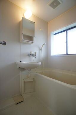 浴室には窓もあり、換気・通気性もよく快適です