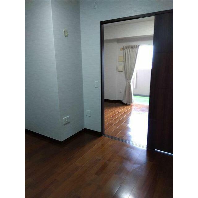 リビングです。約６帖ございます。床暖房がございますので、お部屋の空気が汚れず、冬でも陽だまりのような暖かさです。